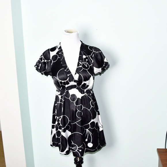 Tops - Beautiful Black and White Silky Blouse